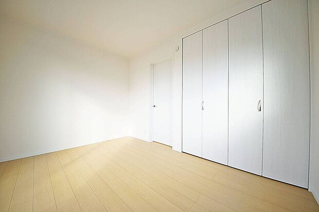 <B号棟 洋室>全居室2面採光でお部屋が明るく、便利な全居室収納付きです