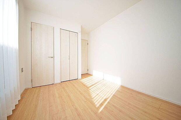 <B号棟 洋室>バルコニーに面した6帖の洋室には、高い収納力を誇るWICを設置