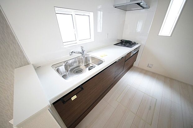 <1号棟 キッチン>お料理に集中出来る壁付タイプのキッチン、窓があるので換気がしやすいですね