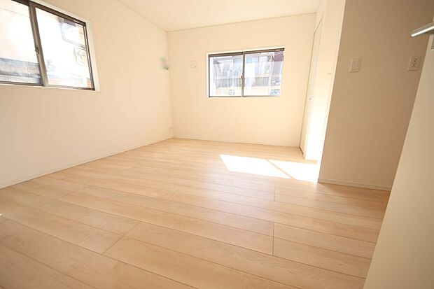 二面採光で明るいLDK!様々なインテリアと相性が良いナチュラルな色調の空間