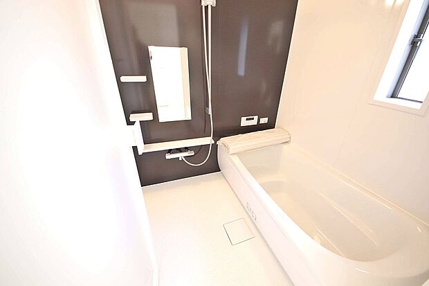 半身浴を楽しめるバスタブを備えた浴室で一日の疲れを癒してください