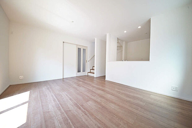 南の窓から差し込む明るい光に包まれるLDK、ナチュラルな色調の空間です