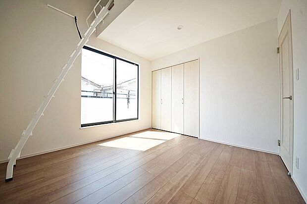 全居室2面採光+収納完備！縦に空間を広げる吹き抜けのある洋室