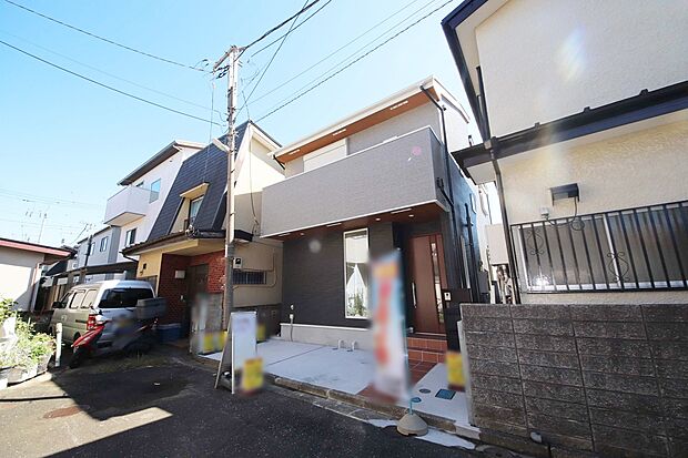 南側駐車場につき陽当たり良好!固定階段付きの小屋裏収納・2線2駅利用可能・閑静な住宅街