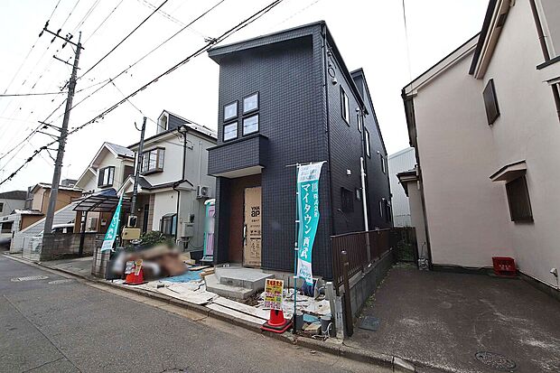 【外観】徒歩圏内には、コンビニ、スーパー、ドラッグストアなどがあり、便利で生活しやすい環境です