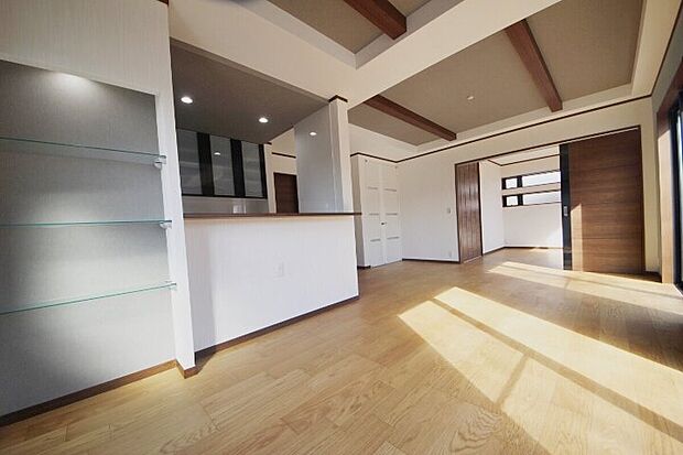 【当社分譲済施工例 リビング】開放感のある明るいリビングで家族団らんのひと時をお過ごしください