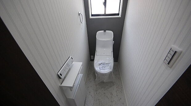 【当社分譲済施工例 トイレ】1階2階に快適なシャワートイレ完備