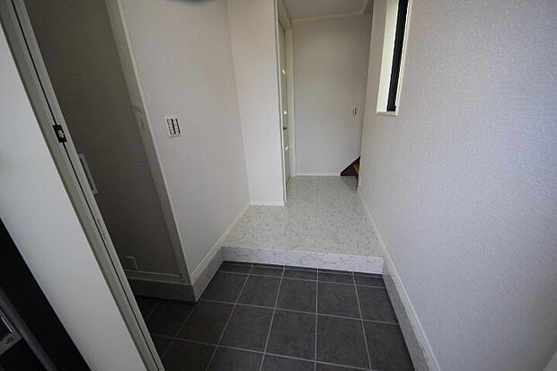 【当社分譲済施工例 玄関】全身が映る鏡はお出かけ前の身だしなみチェックに便利