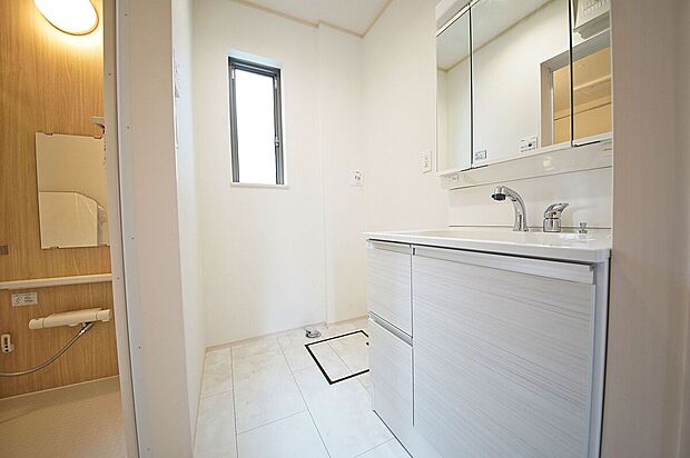 【洗面台】三面鏡や収納等、必要な機能をシンプルにまとめた洗面台