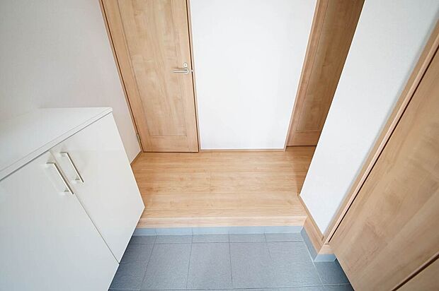 【玄関】ベビーカーや大型のレジャー用品等を保管出来る便利なSICを備えた玄関