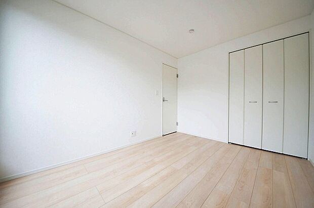 【洋室】全居室二面採光＋収納完備でどのお部屋も風通しが良く整理整頓が捗ります