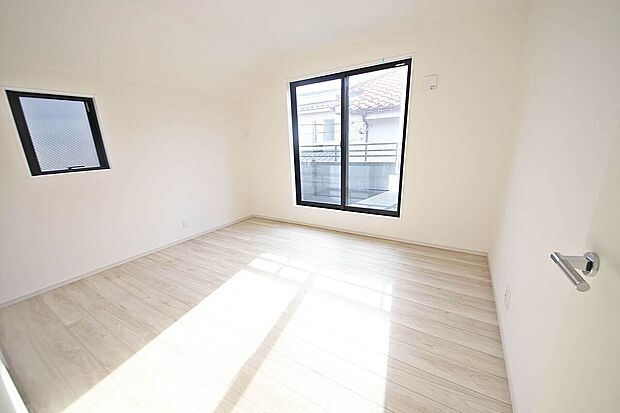 【2号棟 洋室】全居室2面採光でお部屋が明るく、便利な全居室収納付きです