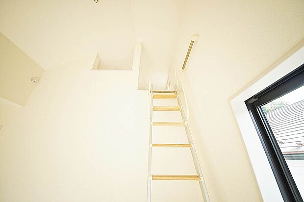 【(2号棟)収納】小屋裏収納があるので、お部屋もすっきり片づけられます