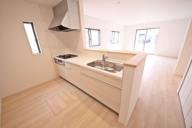 【キッチン】ご家族との会話も弾む対面キッチンは浄水器付です