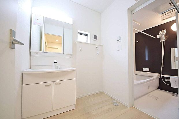 【洗面台】三面鏡や収納等、必要な機能をシンプルにまとめた洗面台