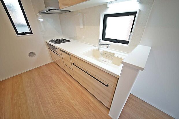 【キッチン】お料理に集中出来る壁付タイプのキッチン、食事の後片付けがスムーズになる食洗機付きです