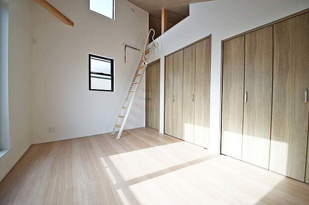 【洋室】バルコニーに面した明るい居室、勾配天井で開放感良好！