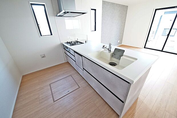 【3号棟 キッチン】家事をしながらもリビングの様子を見守れるので安心な対面タイプのキッチン