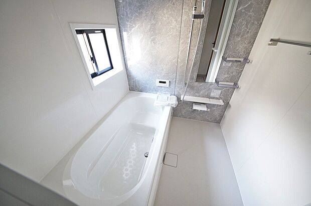 【3号棟 浴室】半身浴を楽しめるバスタブを備えた浴室で一日の疲れを癒せますね