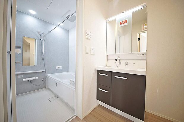 【洗面台】3面鏡タイプの洗面化粧台、鏡の後ろは便利な収納付き