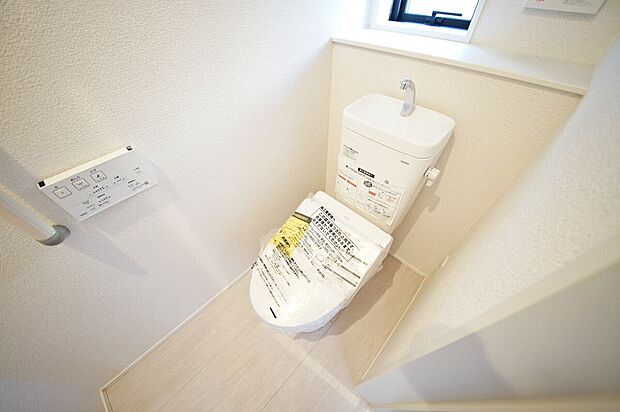 【トイレ】手すり付きでいつでも安心して利用出来るトイレ、温水洗浄機能付きです