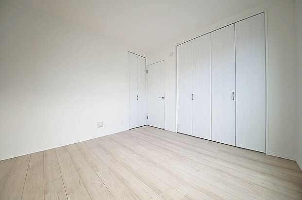 【A号棟 洋室】全居室2面採光でお部屋が明るく、便利な全居室収納付きです