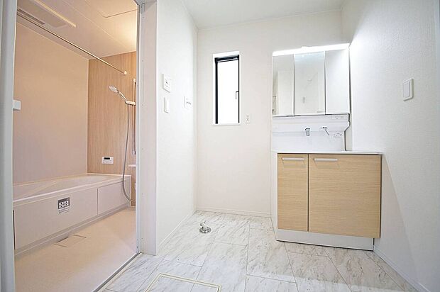 【B号棟 洗面台】3面鏡タイプの洗面化粧台、鏡の後ろは便利な収納付きです