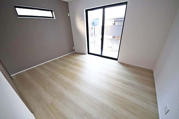 【洋室】アクセントクロスで彩られた約7帖の居室は二面採光で通風良好、気持ち良く過ごせます