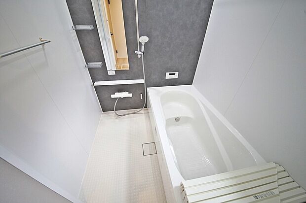 【浴室】足をのばして一日の疲れをゆっくり癒せるバスルーム