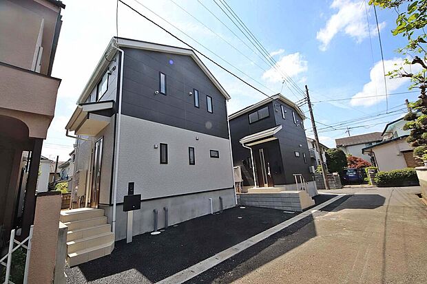 【外観】角地につき開放感良好！家族の交流が深まるリビングイン階段を配した3LDK