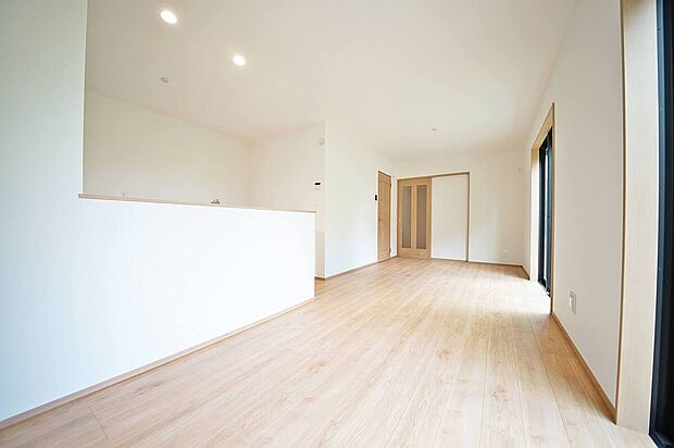 【リビング】2面採光でお部屋が明るく、和やかな雰囲気のある空間でご家族との団らんをお楽しみいただけます