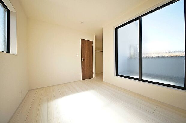 【洋室】全居室2面採光でお部屋が明るく、便利な全居室収納付き