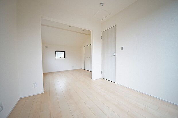 【洋室】全居室2面採光でお部屋が明るく、便利な全居室収納付きで整理整頓が捗りますね