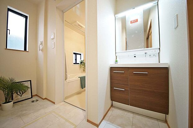 【A号棟 洗面台】3面鏡裏収納には化粧品や洗面用品類をすっきり整理できます