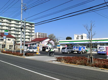 ファミリーマート 約352m