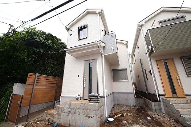 【1号棟 外観】車の出し入れがしやすく開放感があるオープン外構のお住まい