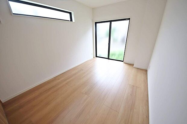 【洋室】全居室2面採光+全居室収納付きのため、お部屋が明るく整理整頓が捗ります