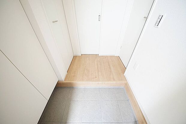 【玄関】トールタイプのシューズボックスに家族の靴をしまって玄関先はいつでもスッキリ