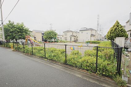 栄2丁目ふれあい公園 約650m