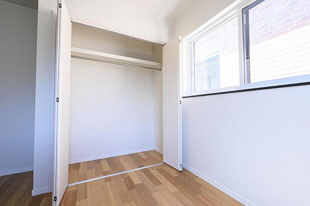 【【当社施工例　洋室】】各居室には収納スペースを設置。お部屋をスッキリと使うことができます。 