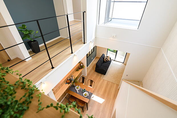 【【施工例/吹抜】】開放感と明るさをもたらす吹抜は、空間に広がりを生み出し、自然光をたっぷり取り入れることで、居心地の良い心地よい空間を演出します。