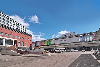 ＪＲ関西本線「奈良」 1520m(徒歩20分またはバス5分)