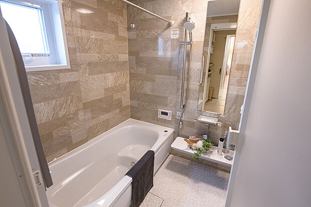 【【施工例/浴室】】広々バスルーム。お仕事帰りの疲れた夜もゆったりバスタイムをお送りください。