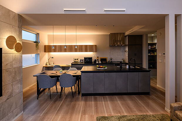 【【施工例/キッチン】】全体を見渡せる対面キッチン。背面にはカップボードと、食材や調理器具の収納に便利なパントリーを設置しました。