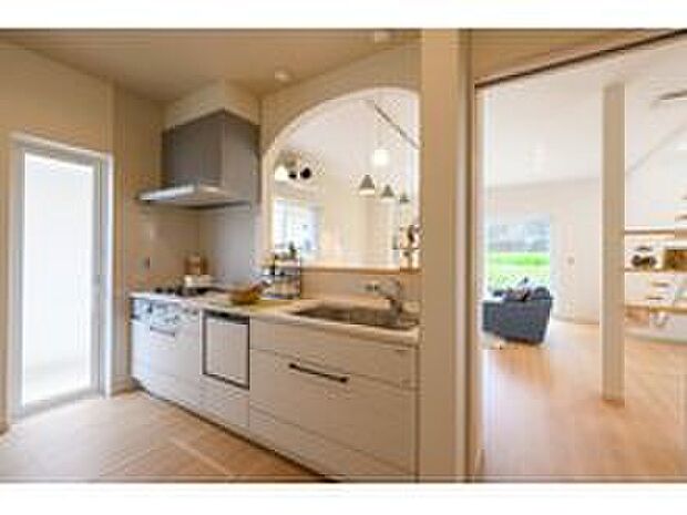 【【施工例/キッチン】】広々としたキッチンで、快適に料理を楽しめます。収納スペースも充実しており、大きな鍋もすっきりと収納できるため、お料理好きの方にも大変便利です。