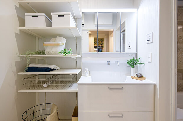 【【施工例/洗面所】】清潔感のある広々とした洗面室は収納やタオル掛けを用意し、使い勝手にこだわっています。