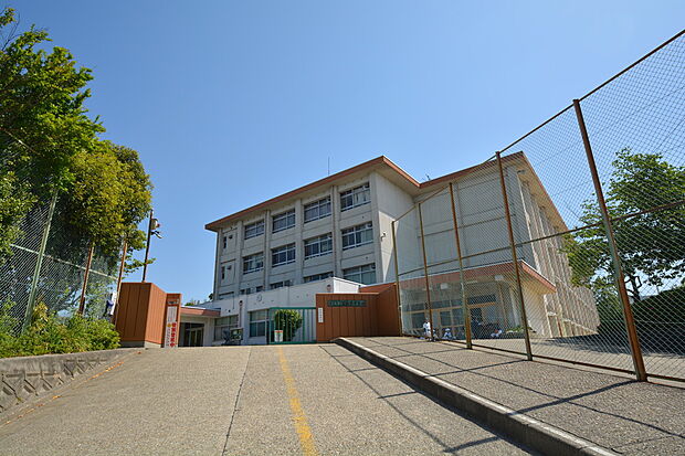 富雄南中学校（約1,549m）