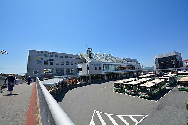 近鉄奈良線「学園前」駅（約560m）