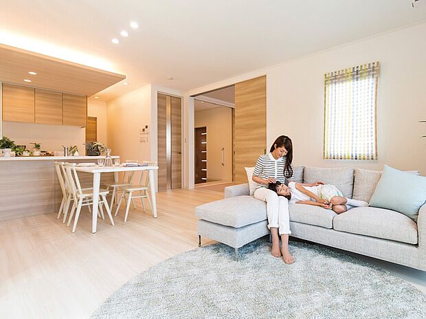 【当社施工例】和室の引き戸を開けておけば、リビングにいながら帰ってきた家族の顔が一番に見える特等席に。玄関からリビング・和室・洗面室がつながった回遊式の間取りがスムーズな生活動線を描きます。