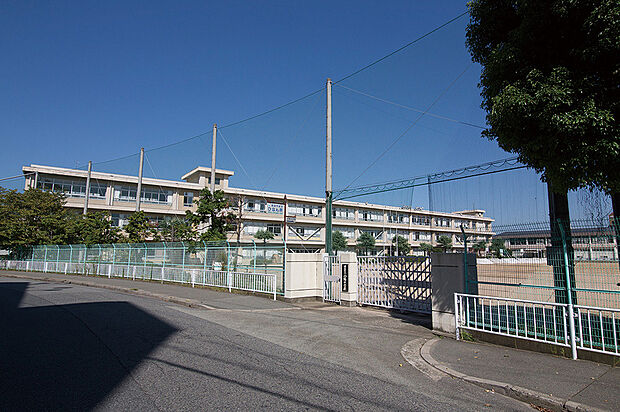 【山陽中学校徒歩約1分】小学校や幼稚園、図書館が徒歩約7分圏内に揃い、小さなお子様がいらっしゃるご家庭にもおススメ！手柄山平和公園に気軽にアクセスでき、水族館やスポーツ施設など、休日も充実しそうです。